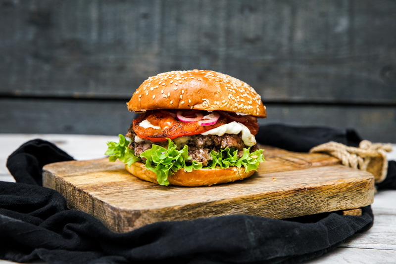 classic_burger_rotwein-zwiebeln_spicy-mayo_01
